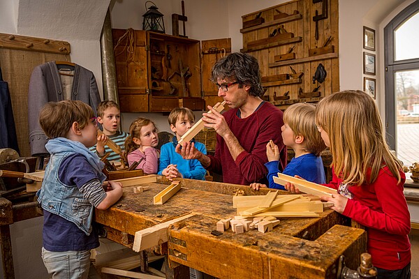 In Gottfried Silbermanns ehemaliger Werkstatt können Kinder donnerstags von 15 bis 17 Uhr Orgelpfeifen basteln. Foto: Detlev Müller