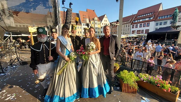 Celine-Chiara Funke (rechts) ist Freibergs zweite Silberstadt-Königin. Foto: Anja Ksienzyk