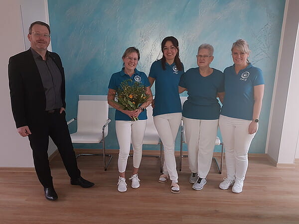 OB Sven Krüger gratuliert Dr. med Simone Göritz (2. v.l.) und ihrem Team zum erfolgreichen Praxisstart, Foto: Bettina Keller