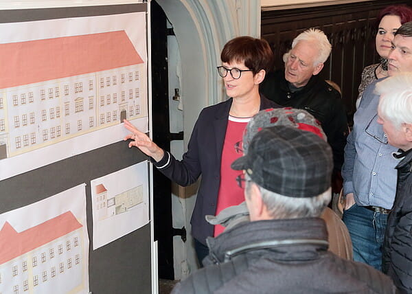 Die Leiterin des Stadtarchivs, Dr. Ines Lorenz, informiert über den Archivbau in der Herderstraße 2. (Fotos (3): Antje Ciecior, Stadtarchiv Freiberg)