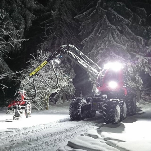 War trotz Schnee im Stadtwald im Einsatz, um Schäden zu beseitigen: eine Holzernte-Maschine. Foto: SVF/Tilo Mühl