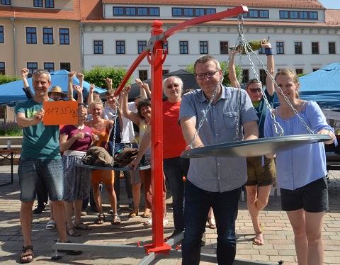 Verlor seine Wette gern: Oberbürgermeister Sven Krüger (im Bild vorn) zum Aktionstag Fairkleidet auf dem Schlossplatz. Foto: Marie-Luise Küchler